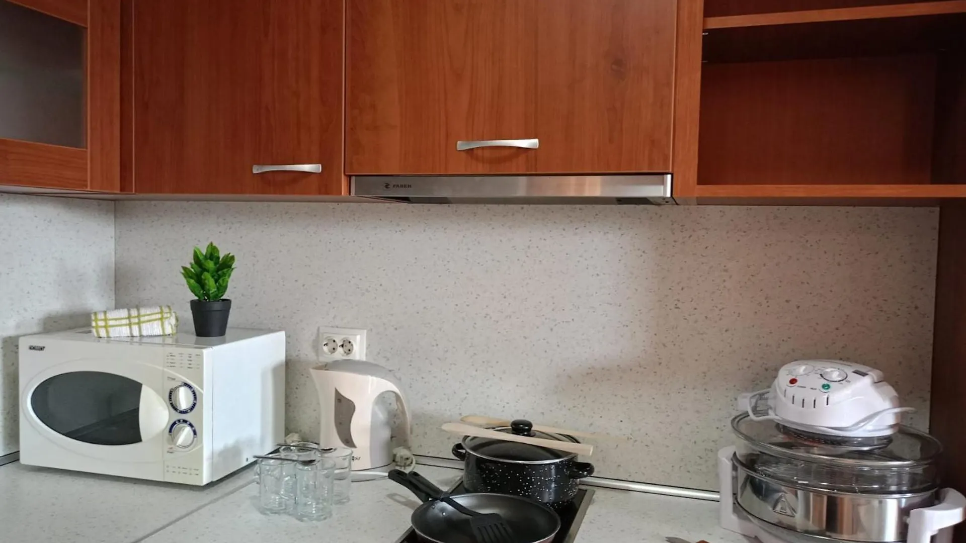 103 - Large 2 Bed Apartment 반스코