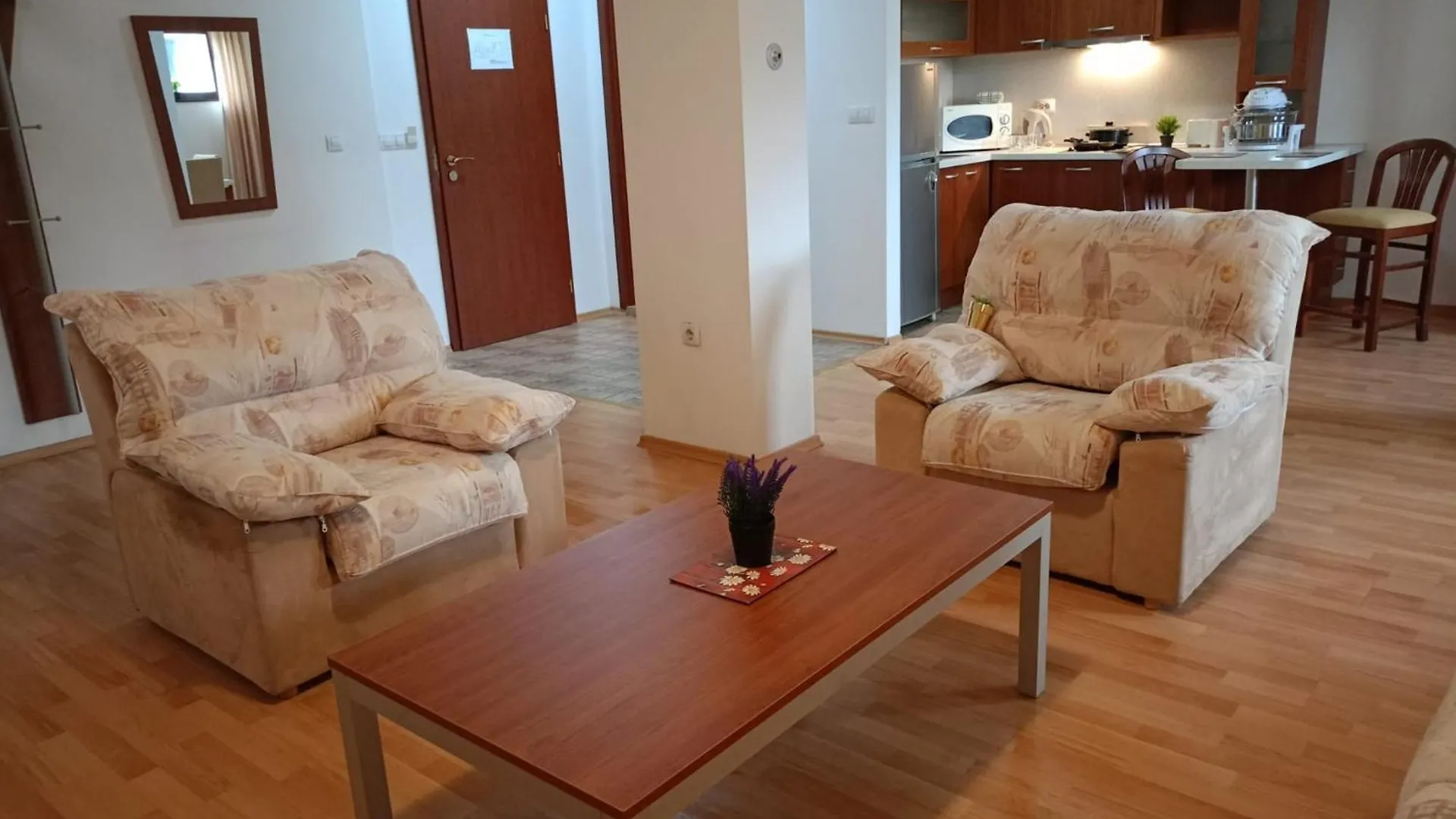 103 - Large 2 Bed Apartment 반스코